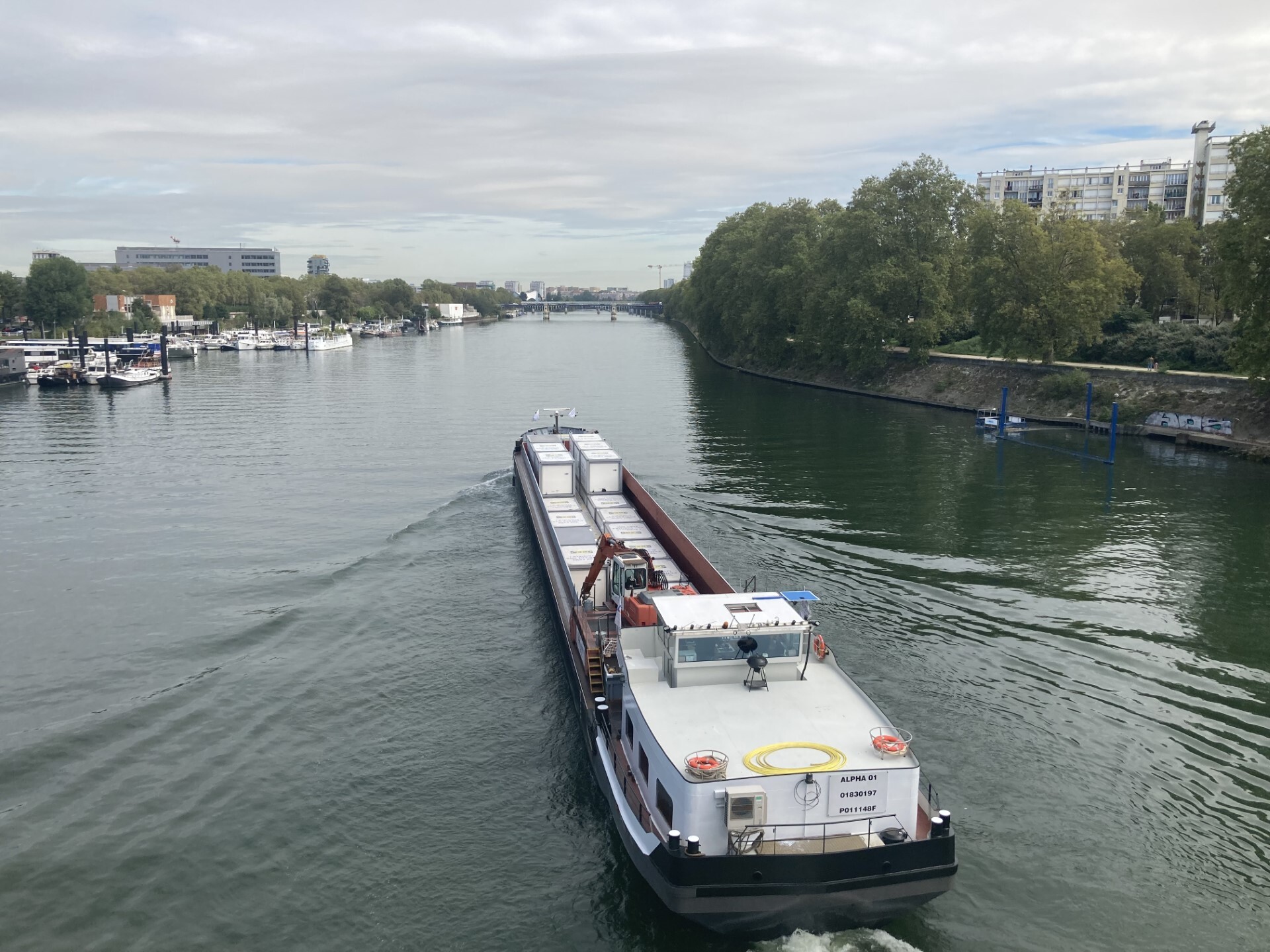 Transport caisses Ikea par barge sur la Seine